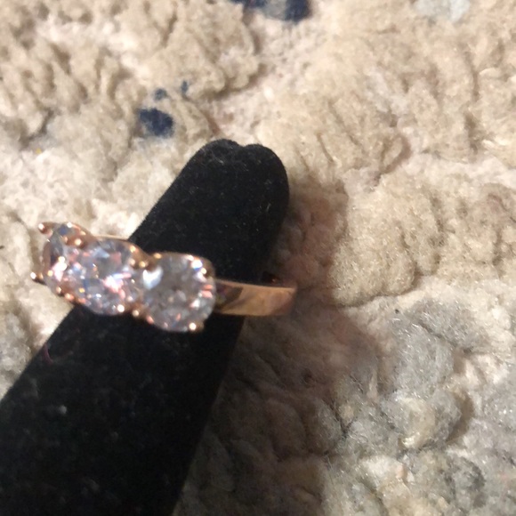 Rose Gold White topaz 3 Stone ♡ Setting Ring - Picture 3 of 5
